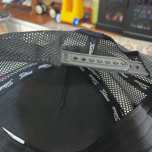 2 NEVER WORN TITLEIST men’s golf hats - Picture 5 of 5